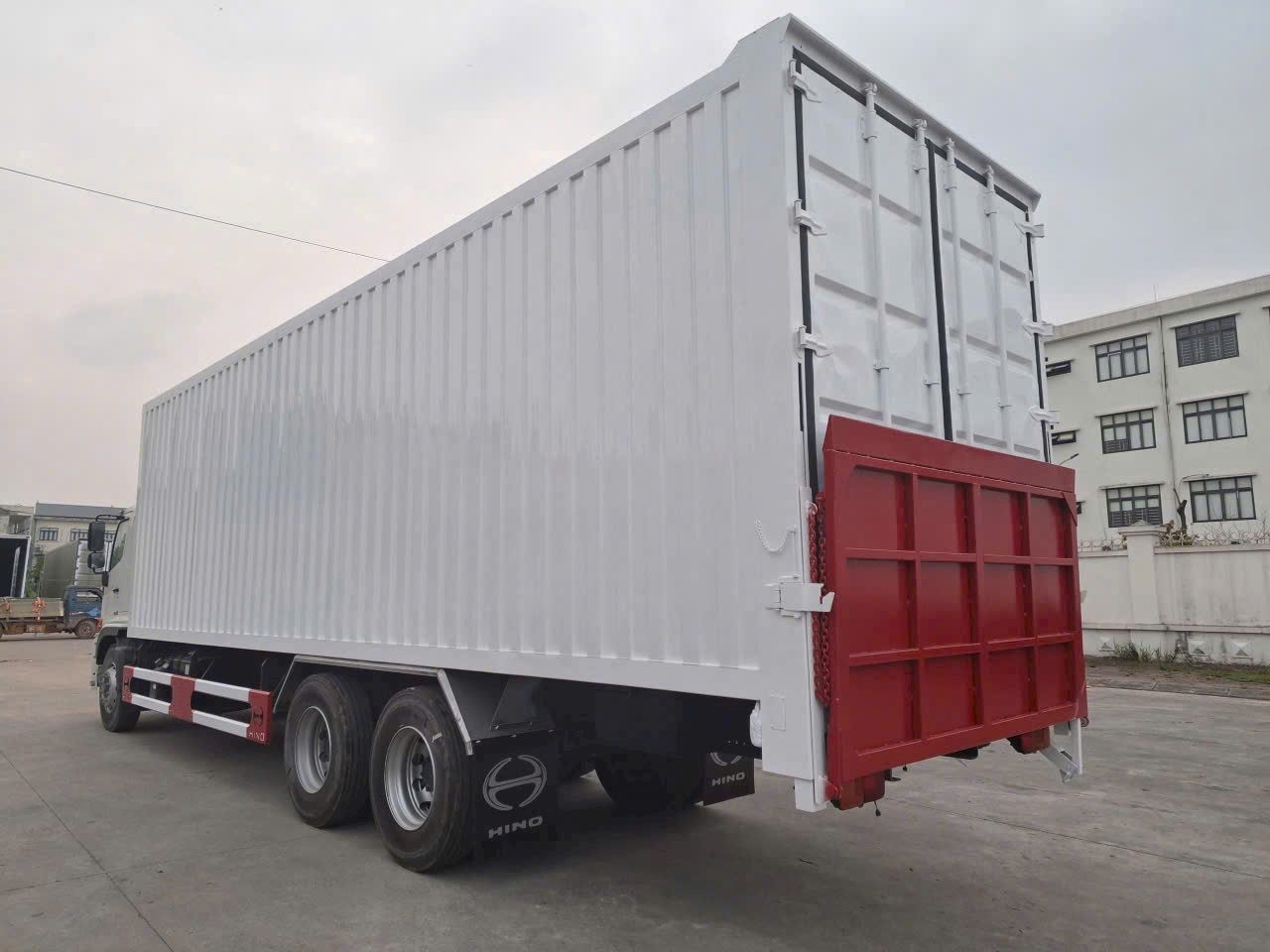 xe tải hino 15 tấn thùng kín bửng nâng