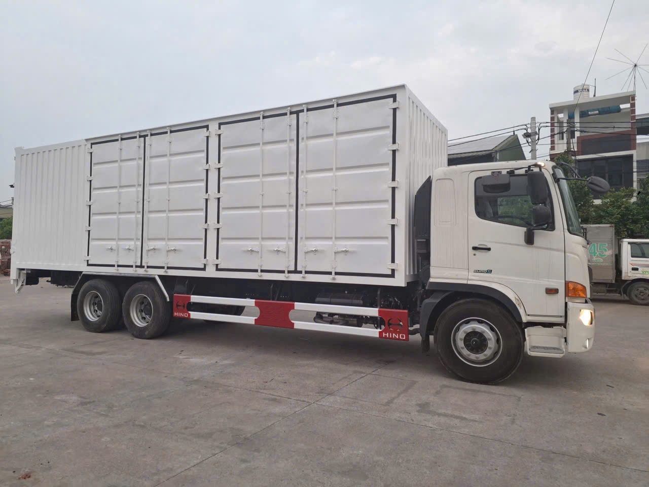 GIÁ XE TẢI HINO 15 TẤN THÙNG KÍN BỬNG NÂNG VÀ TSKT