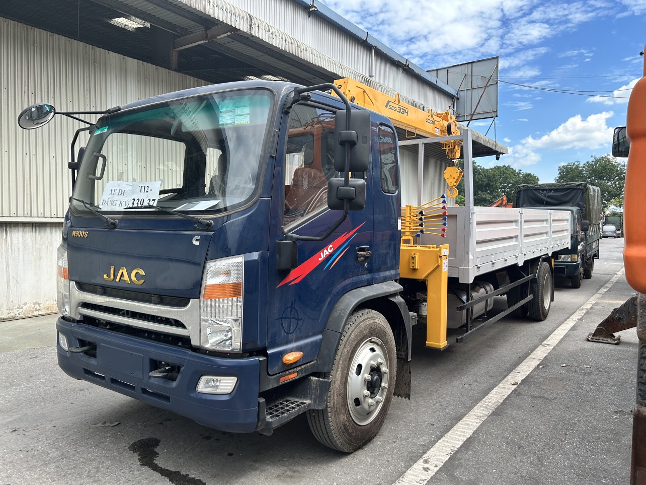 thùng xe tải jac gắn cẩu