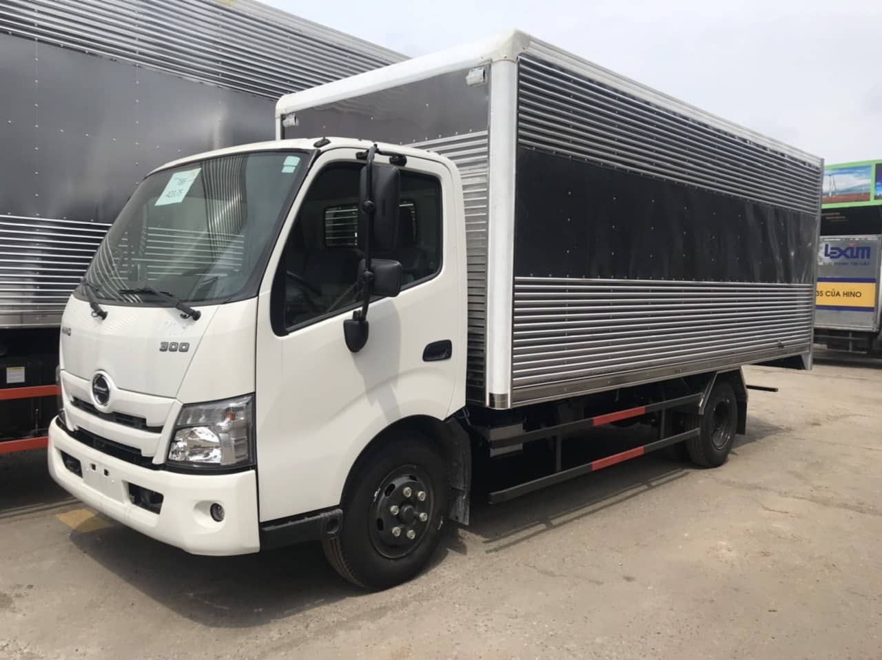 hino 5 tấn thùng kín
