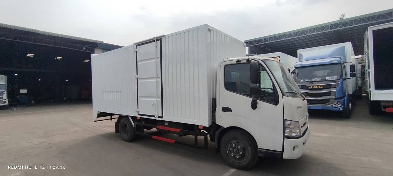 hino 5 tấn thùng kín công
