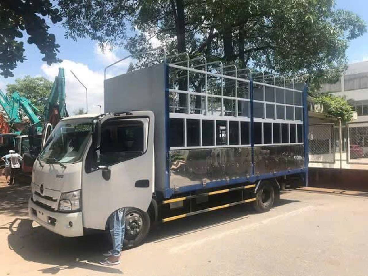 hino 5 tấn thùng chở xe máy
