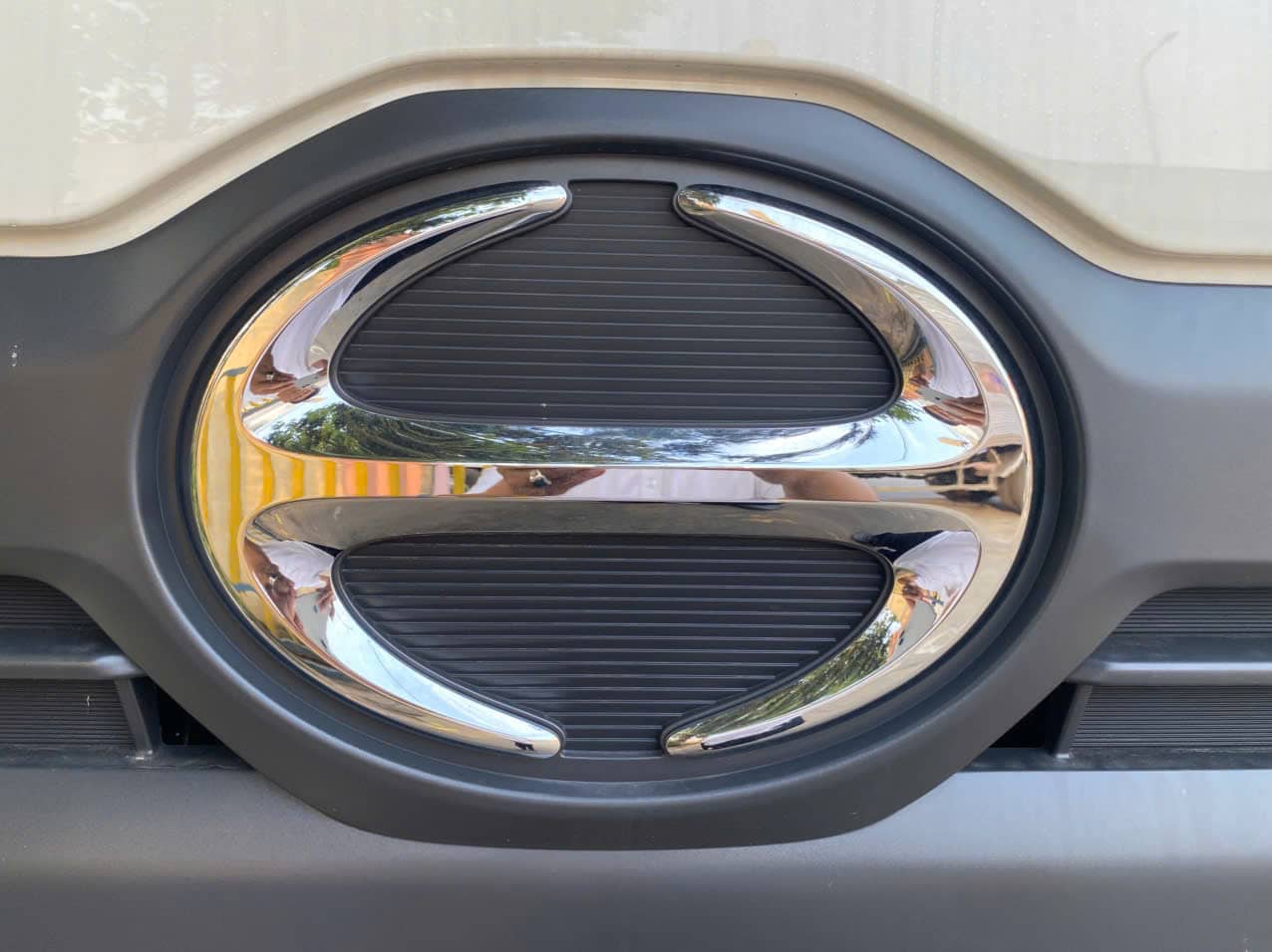 mặt trước hino 10m