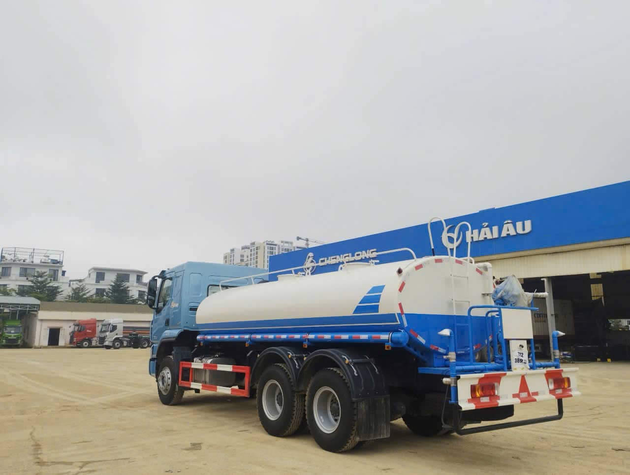 Xe Chenglong Phun Nước Rửa Đường