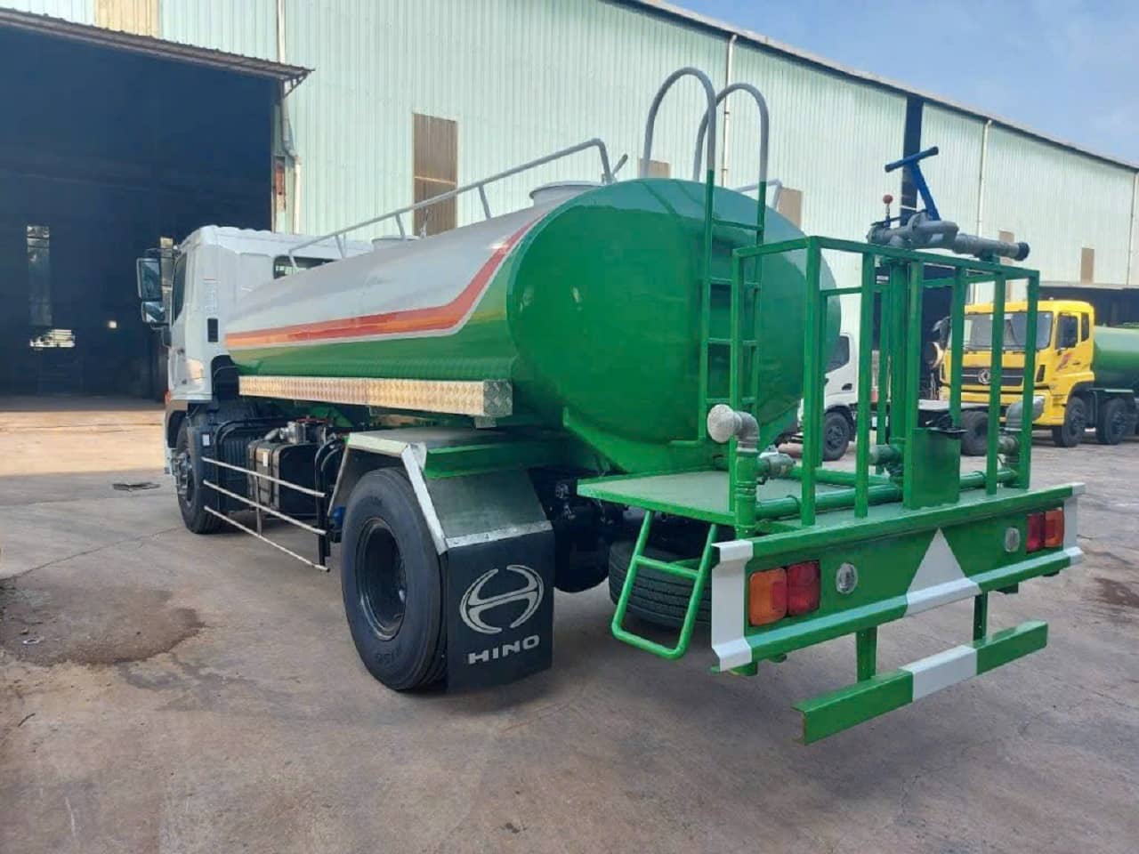 Xe Hino Phun Nước Rửa Đường