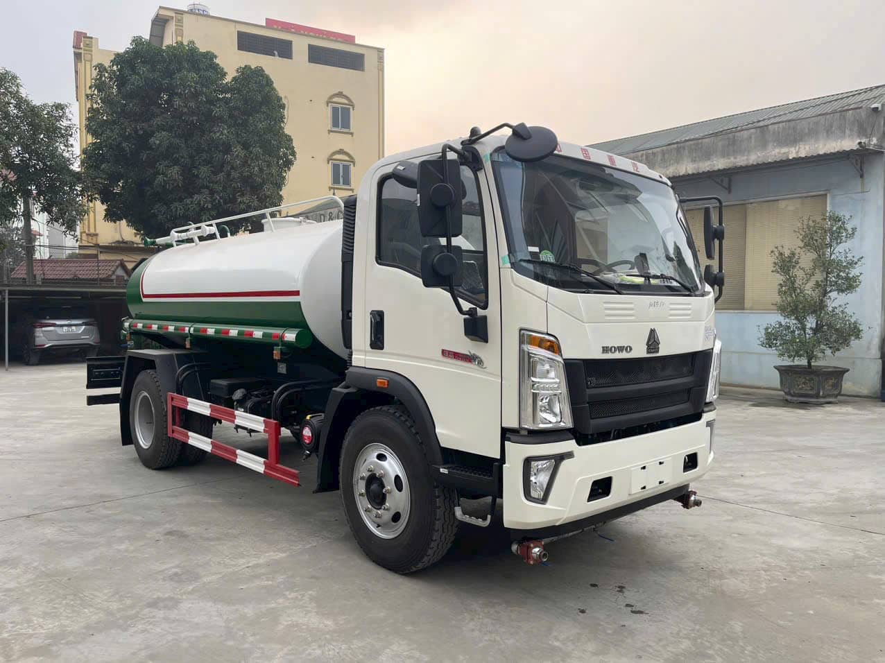 Xe Howo Phun Nước Rửa Đường 9 khối