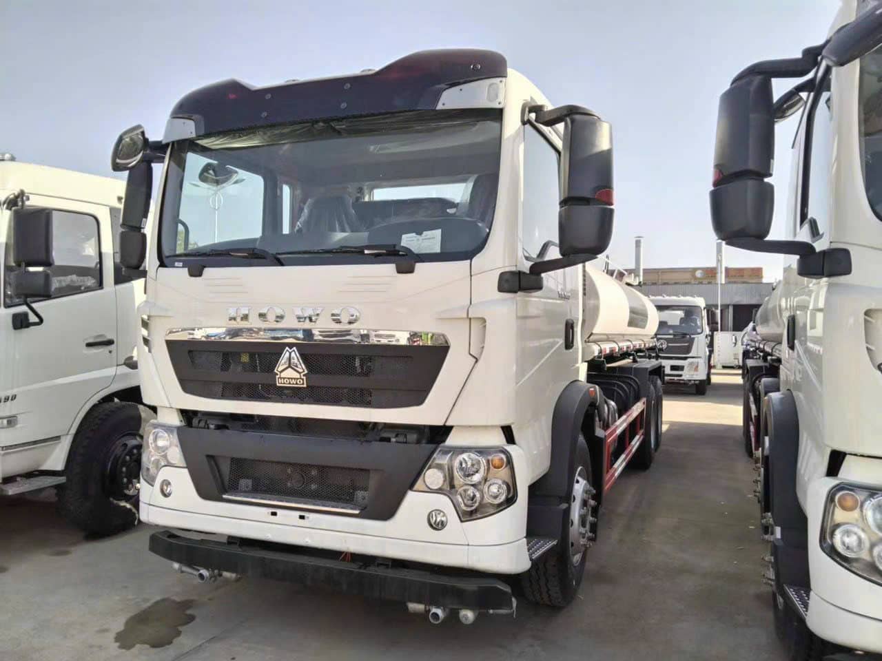 Xe Howo Phun Nước Rửa Đường 14 khối