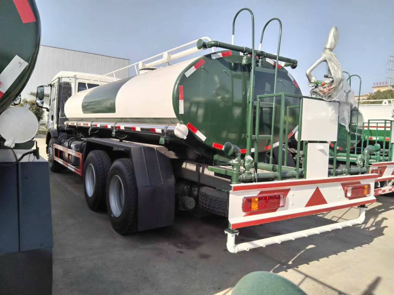 Xe Howo Phun Nước Rửa Đường 14 khối