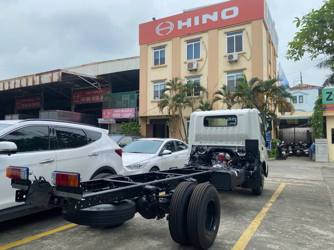 xát xi xe hino 720 3 tấn gắn cẩu unic