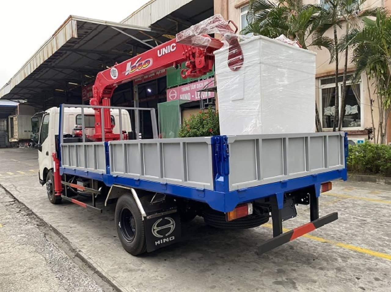 xe hino xzu720 3 tấn gắn cẩu unic 3 tấn 5 đốt có rổ nâng