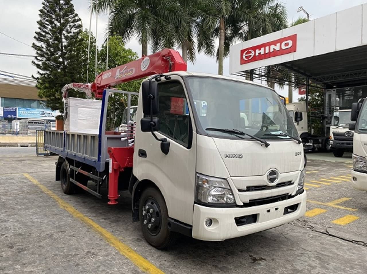 GIÁ XE TẢI XZU720 3 TẤN GẮN CẨU UNIC 3 TẤN 5 ĐỐT CÓ RỔ NÂNG NGƯỜI LÀM VIỆC TRÊN CAO