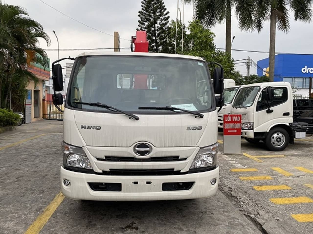 xe hino xzu720 3 tấn gắn cẩu unic 3 tấn 5 đốt có rổ nâng