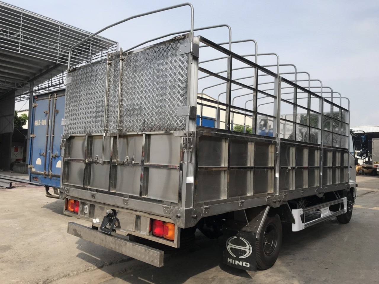 thùng bạt xe hino fc 5,8m 1