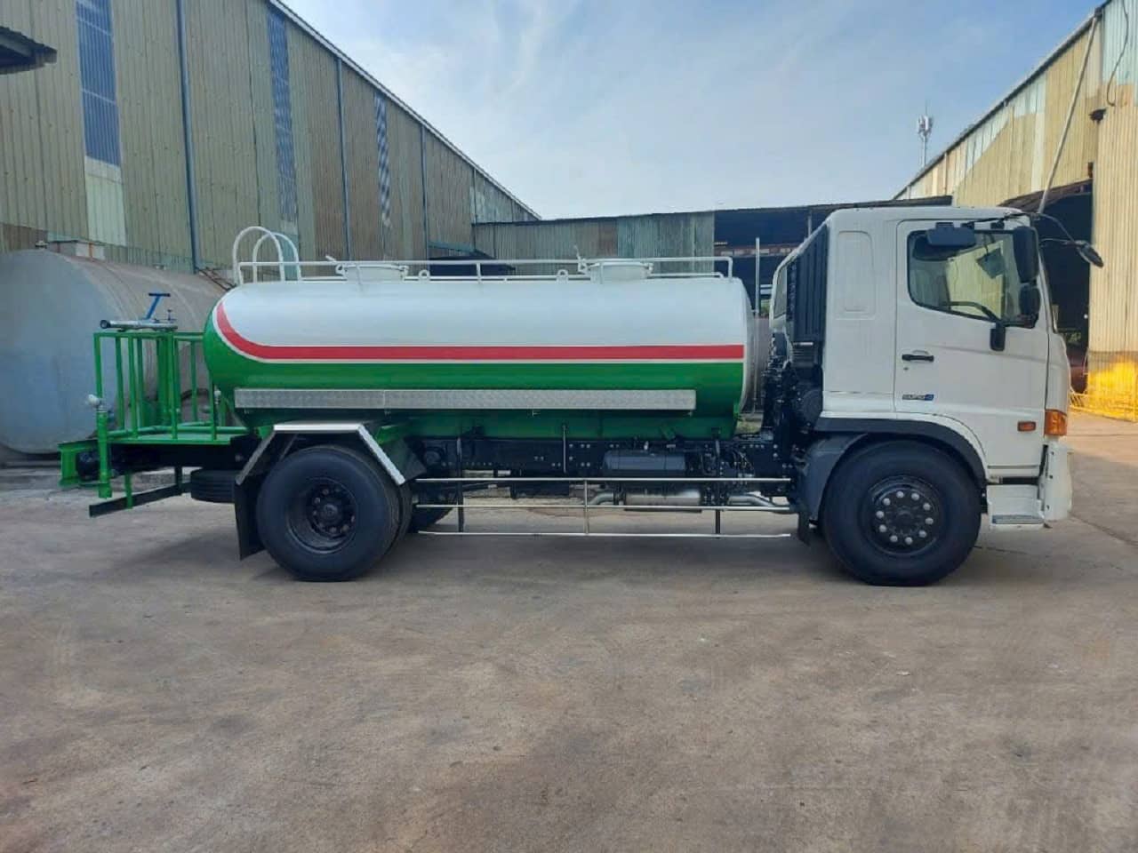 xe hino 8 tấn fg phun nước rửa đường