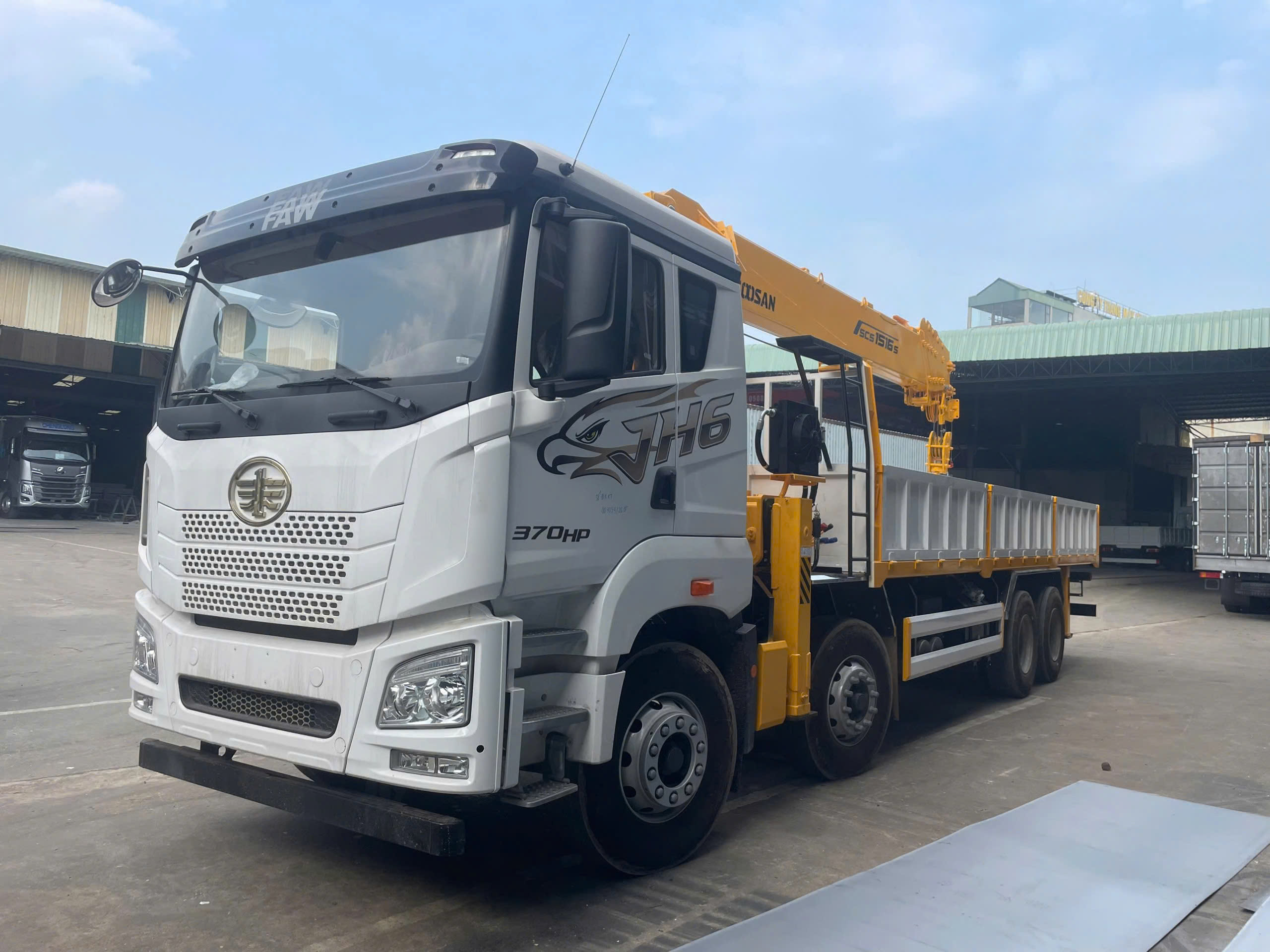 xe tải faw 4 chân gắn cẩu soosan 15 tấn