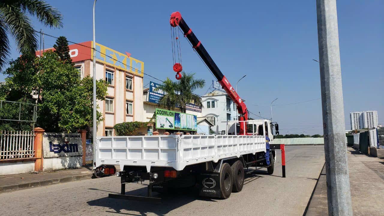 xe hino 3 chân gắn cẩu unic 6 tấn 5 đốt 1