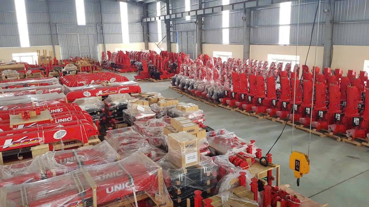 cẩu unic 6 tấn 5 đốt nhập khẩu Nhật bản
