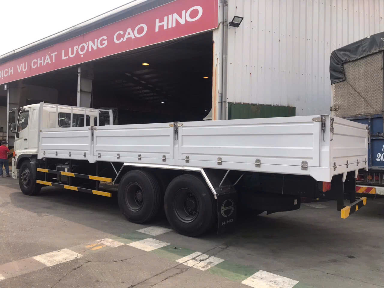 xe tải hino 15 tấn thùng lửng dài 9,4m