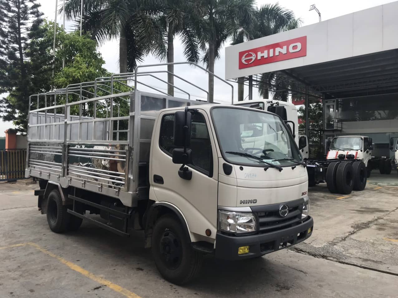 Xe tải hino dutro 300 WU342 5 tấn thùng bạt