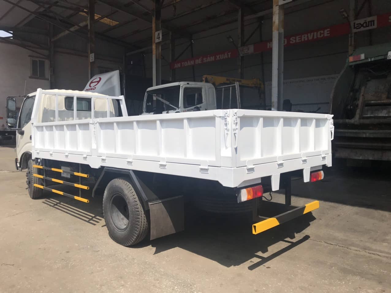 xe tải hino 5 tấn thùng lửng nhập khẩu indo 1