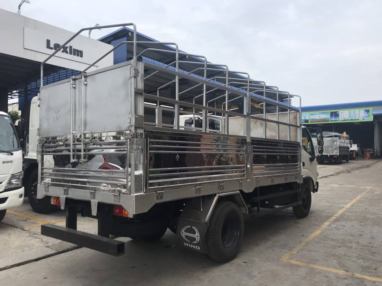 xe tải hino 5 tấn nhập khẩu wu 1