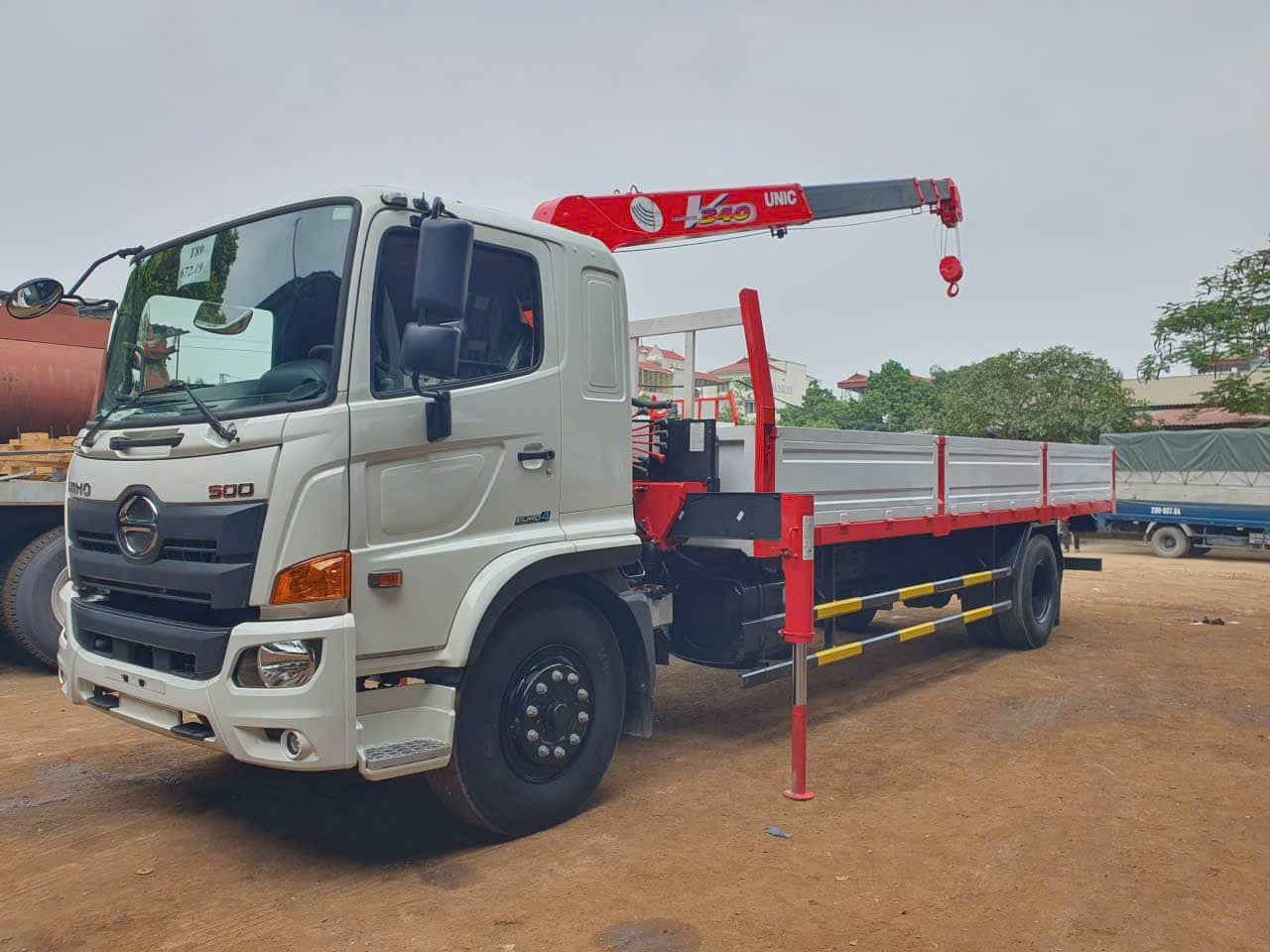 xe tải hino FG 9,4 tấn gắn cẩu unic 3 tấn