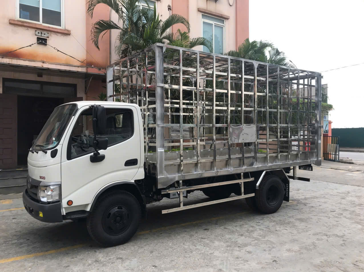 hino xzu nhập khẩu chở gia cầm gà vịt