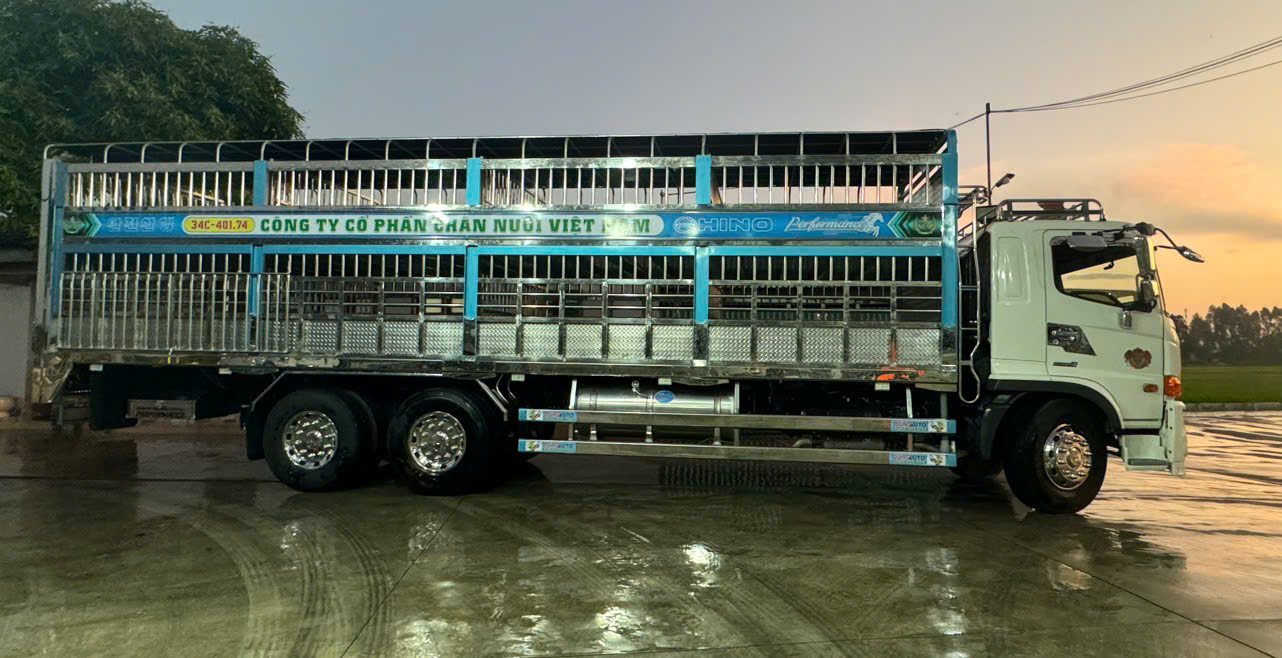 xe tải hino chở gia súc thông số và giá bán