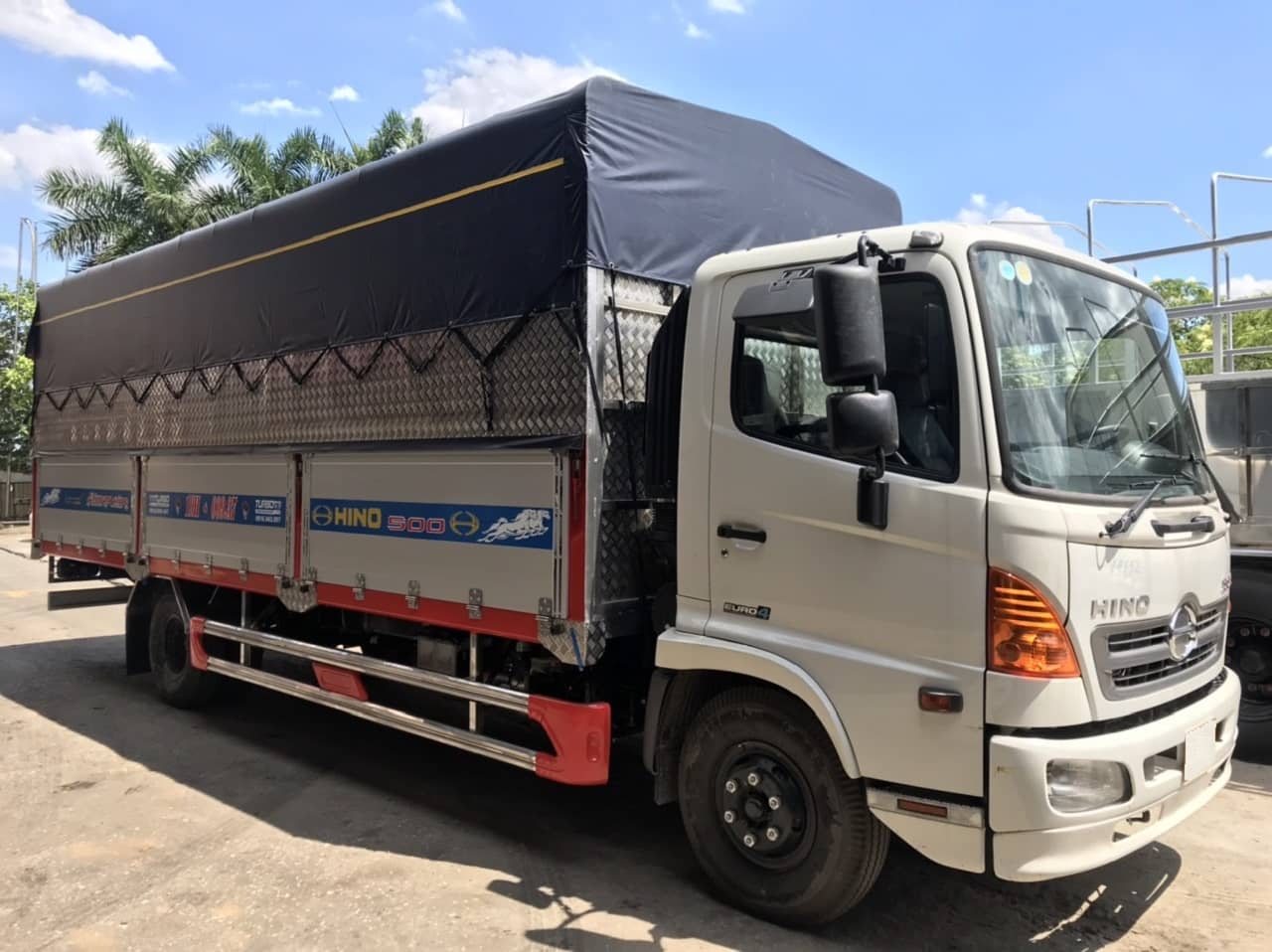 Xe tải Hino FC thùng mui bạt 6 tấn