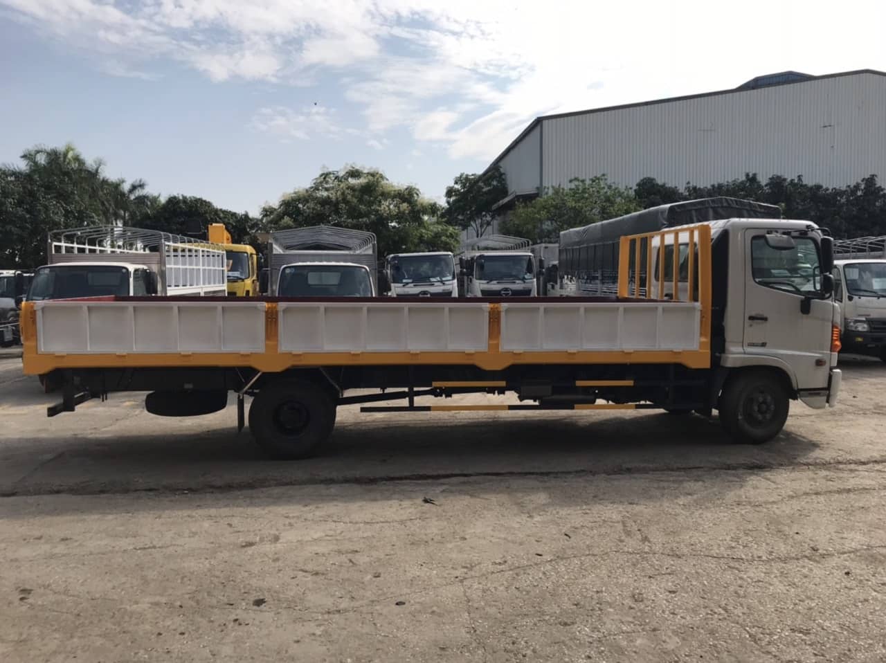 xe tải hino fc 6 tấn thùng lửng 1