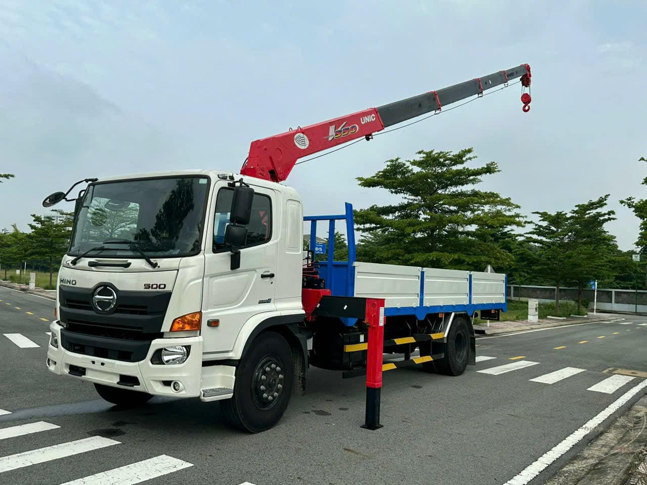 Xe tải Hino FG gắn cẩu Unic 5 tấn 5 đốt