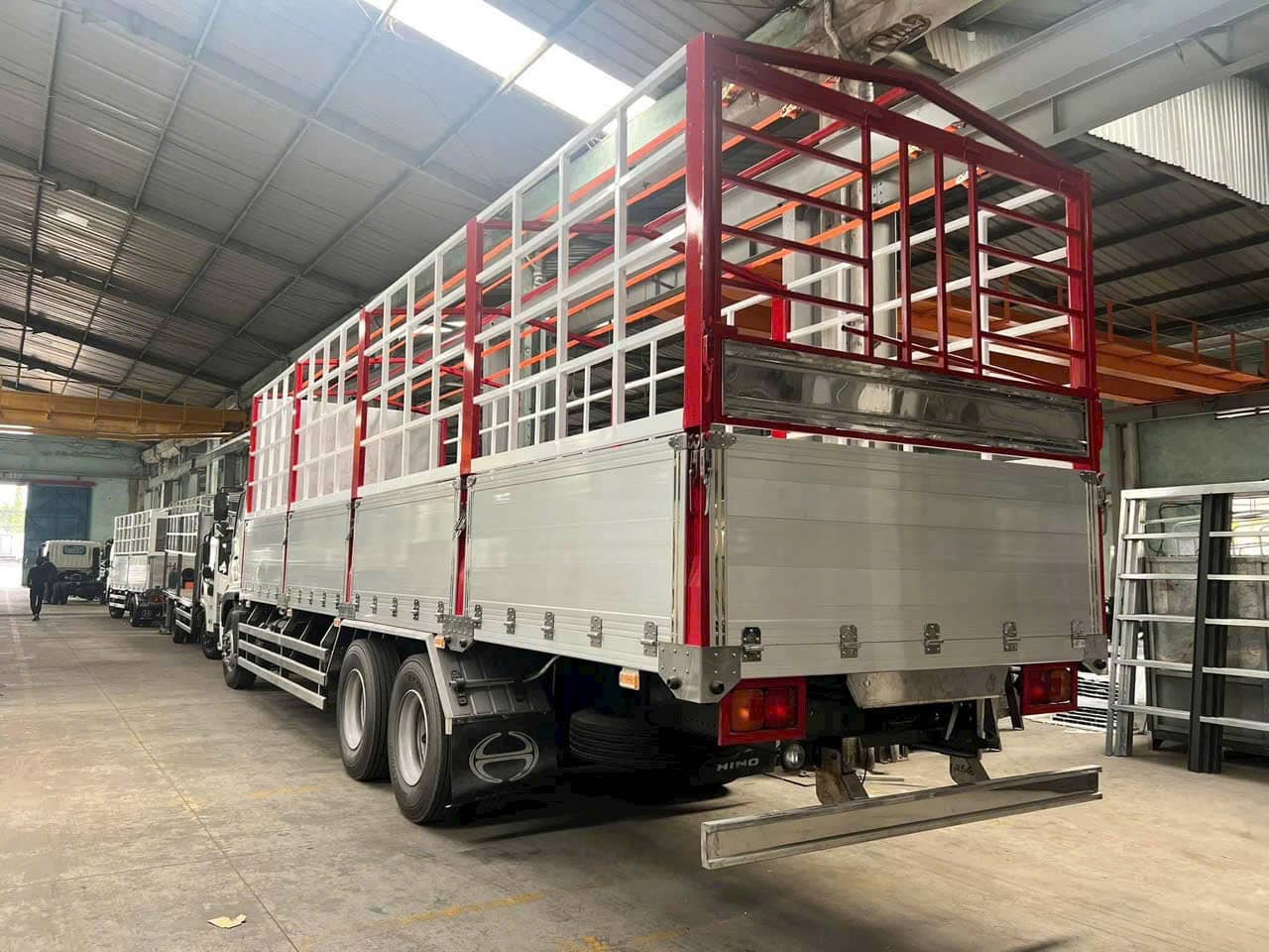 xe tải hino 15 tấn thùng bạt