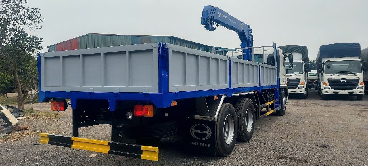 thùng xe hino 3 chân gắn cẩu tanado 5 tấn