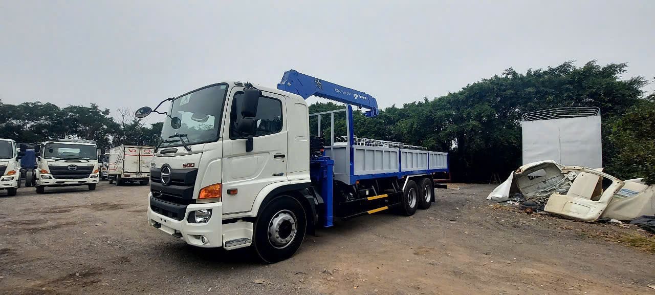 Giá Xe tải Hino 3 Chân FL gắn cẩu Tanado 5 tấn