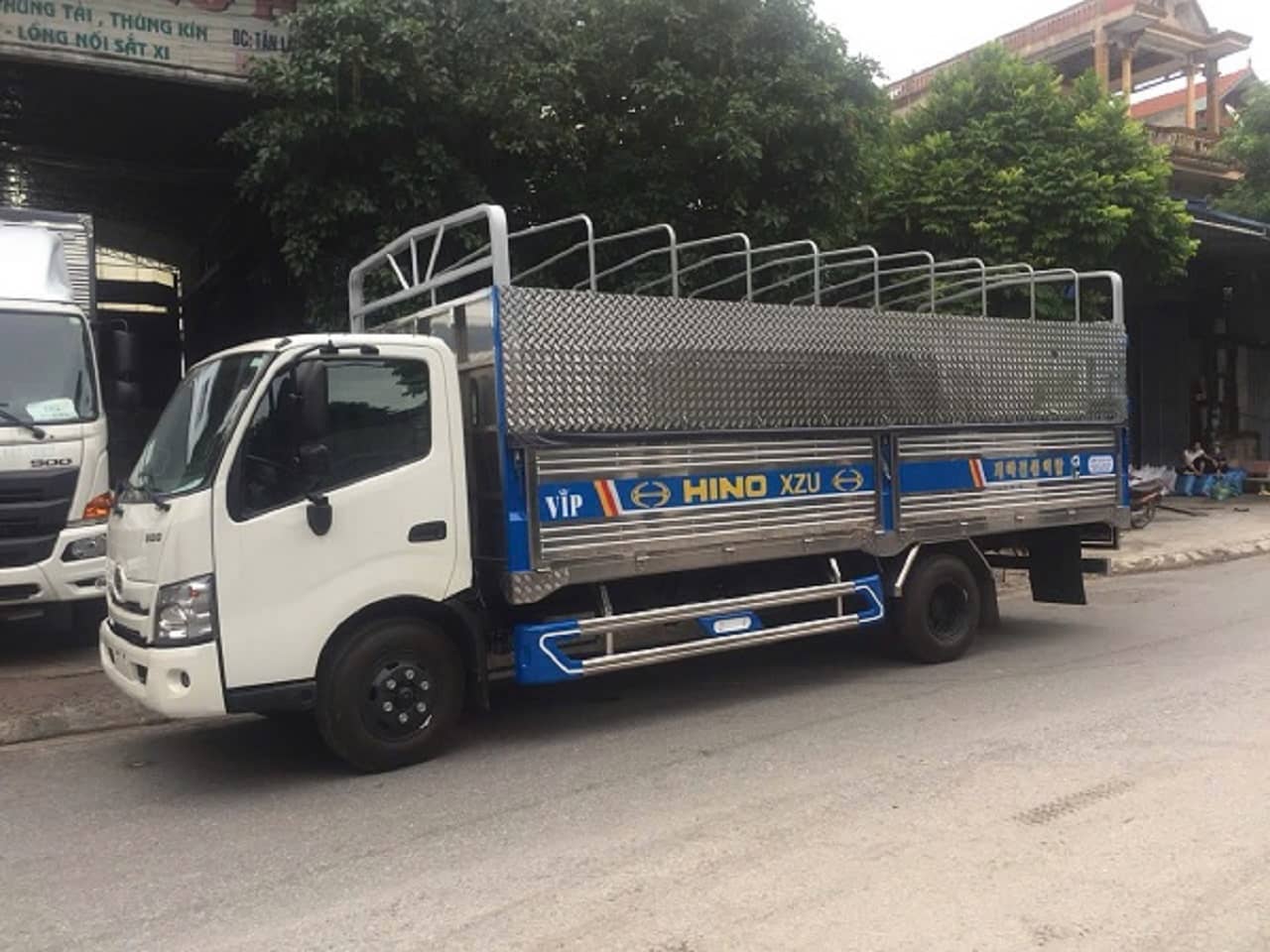xe tải hino 3,8 tấn XZU720