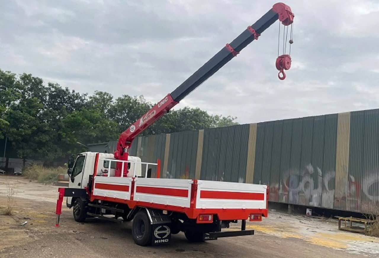 xe tải hino 5 tấn xzu730 gắn cẩu unic 3 tấn 4 đốt 1