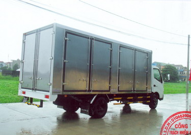 Xe tải hino xzu730 5 tấn thùng kín