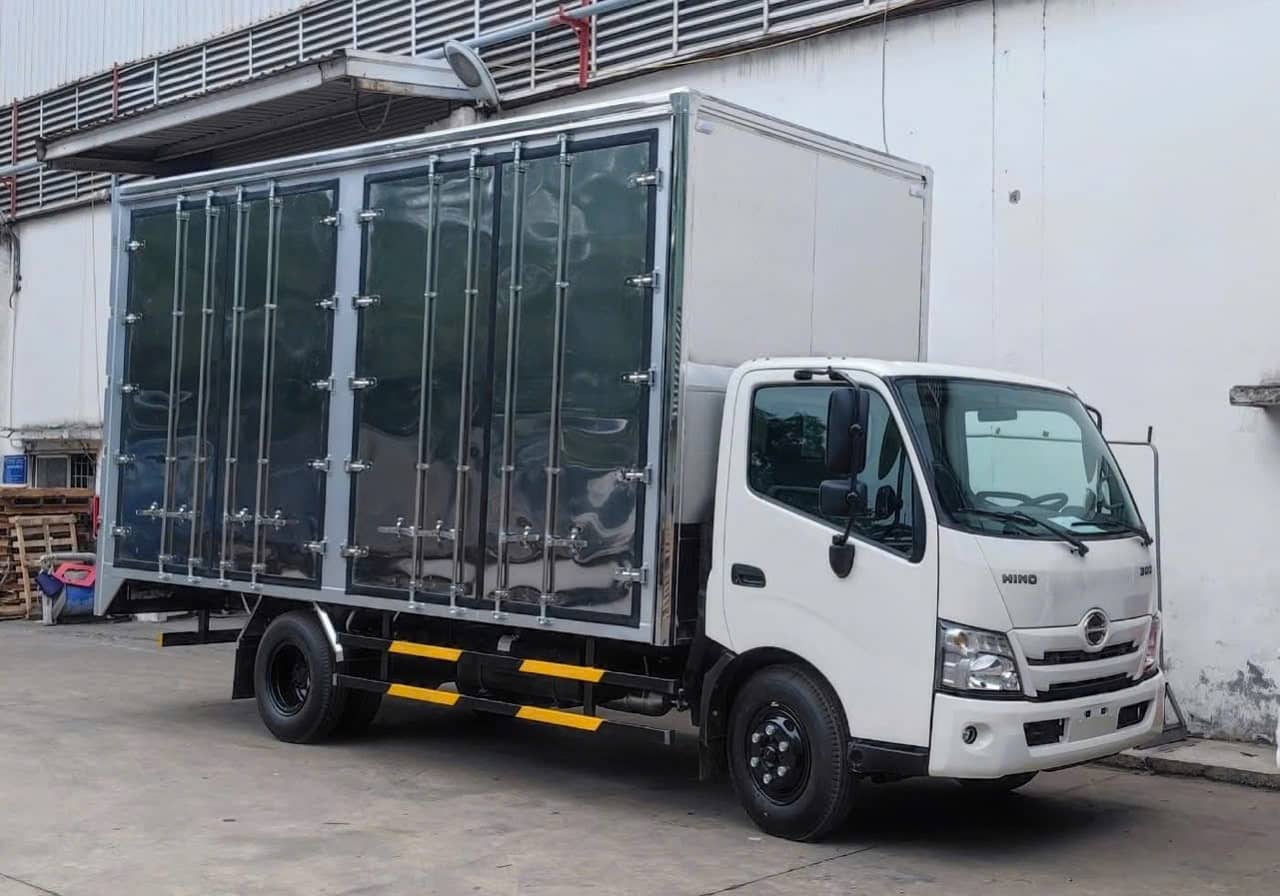 xe hino xzu730 thùng kín 4 cánh-1