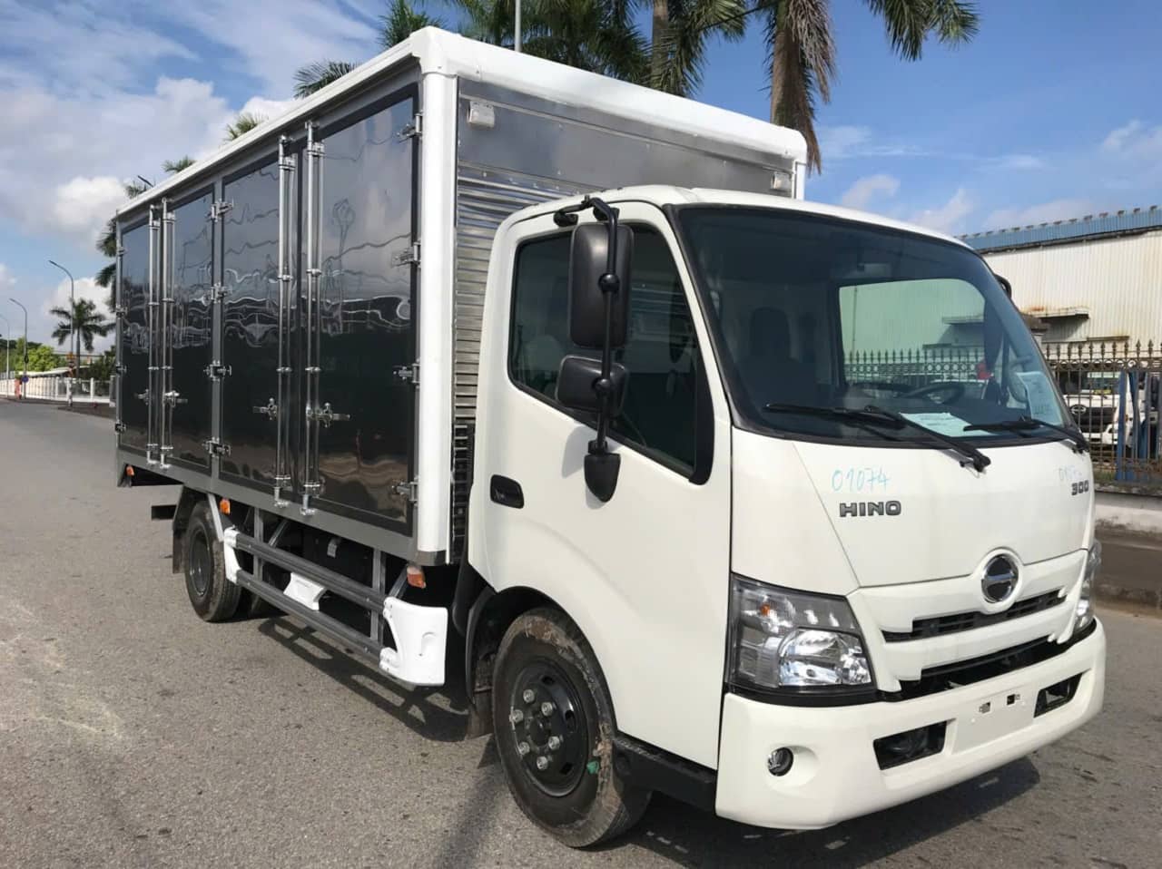 Xe tải Hino XZU730 thùng kín mở 4 cánh bên.