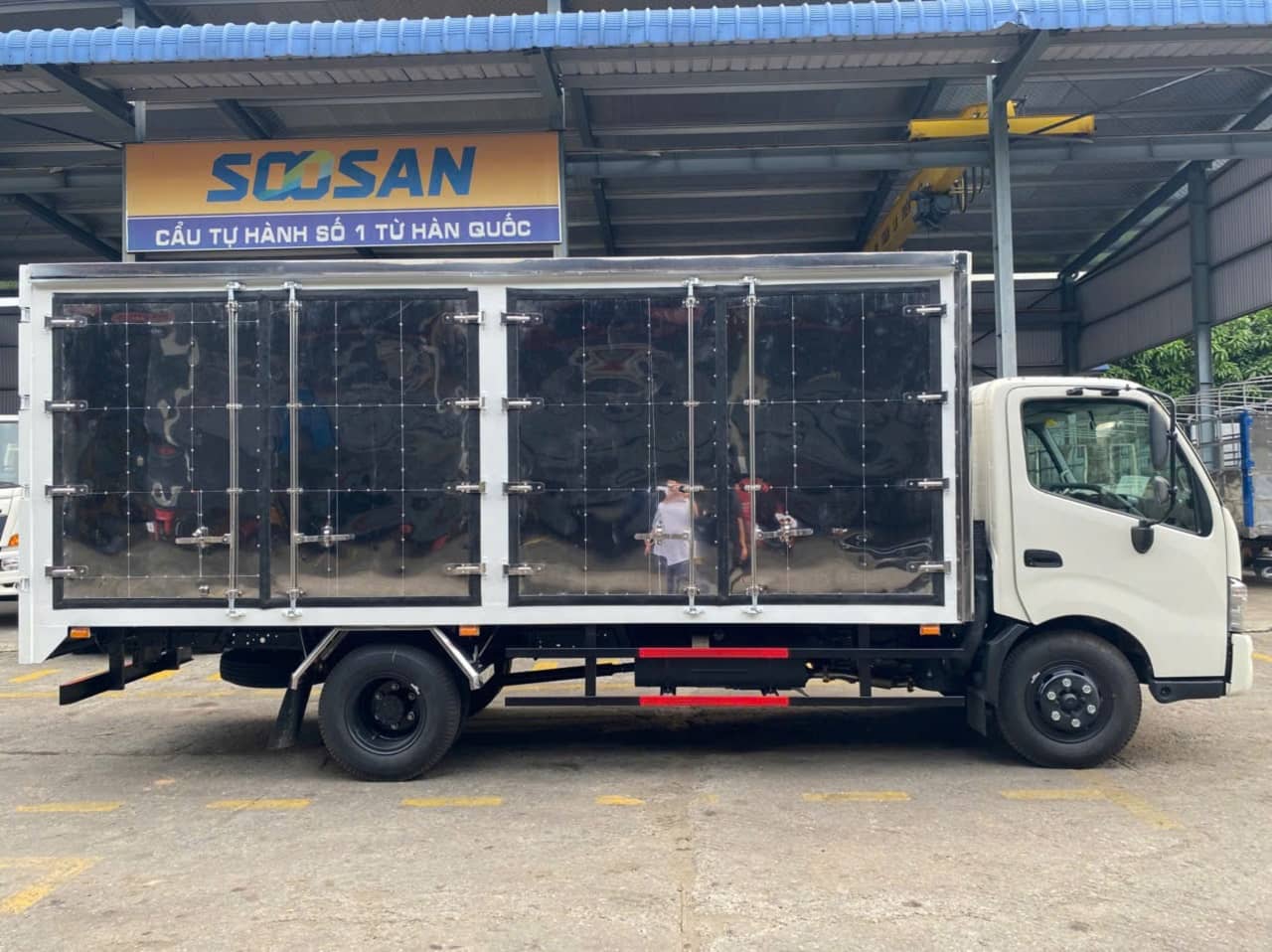 xe hino xzu730 thùng kín 4 cánh