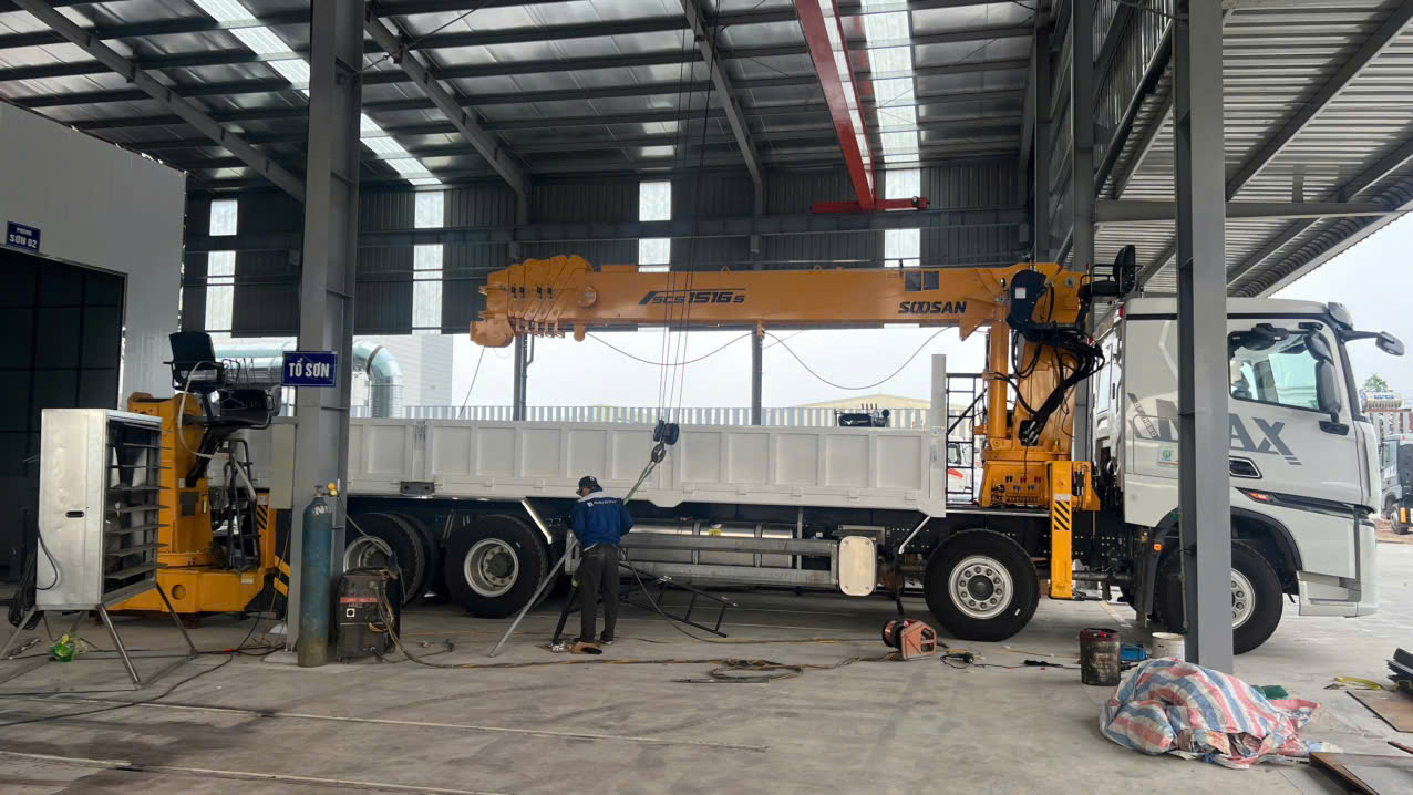 xe tải howo gắn cẩu soosan
