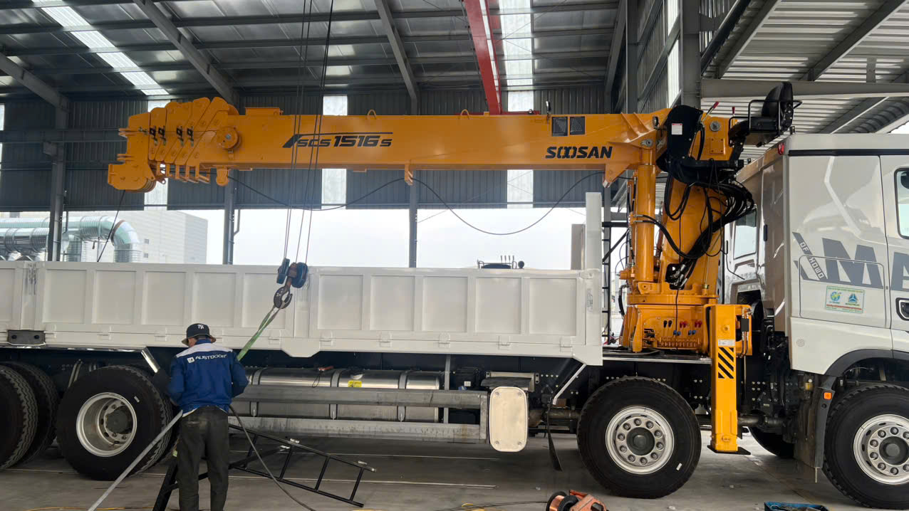 xe tải howo gắn cẩu soosan