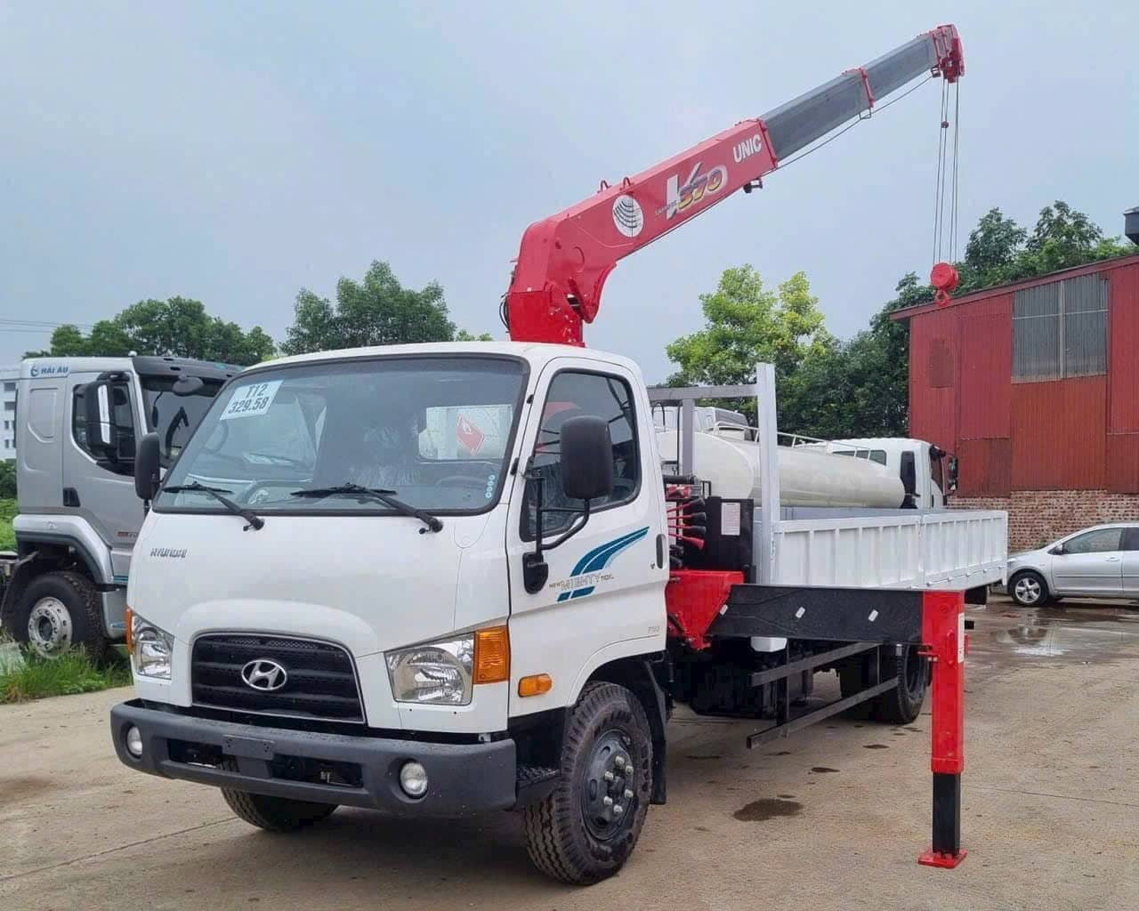 xe tải hyundai 7 tấn w11 gắn cẩu unic 3 tấn 4 đốt