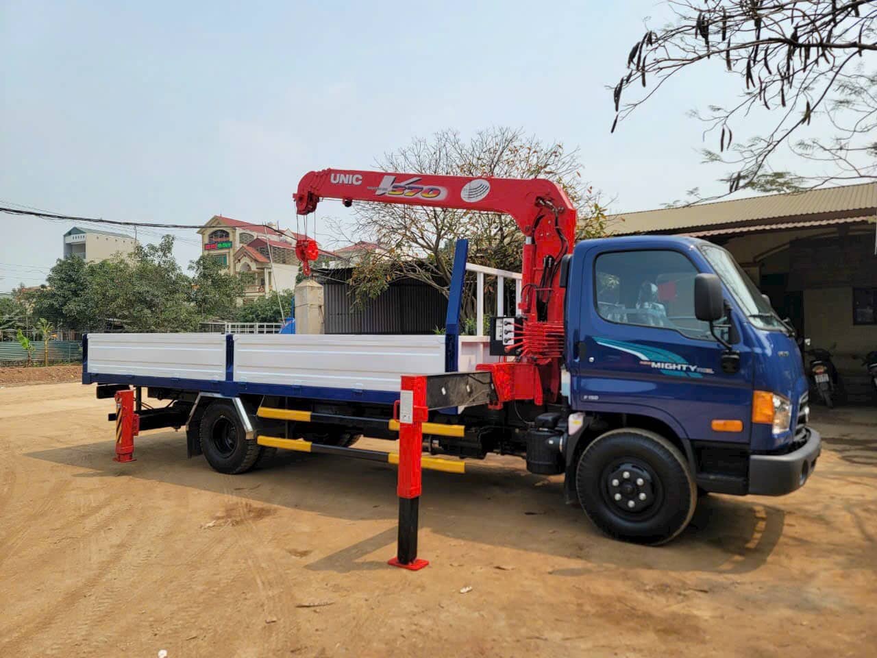 xe tải hyundai 7 tấn w11 gắn cẩu unic 3 tấn 4 đốt 1